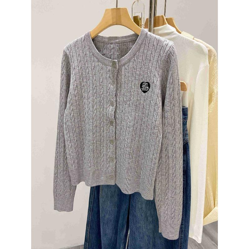 

Кардиган свитер с текстурой косички женский осенний милый для молодой девушки уменьшающий возраст вышитый вязаный топ мягкое восковое пальто L серый