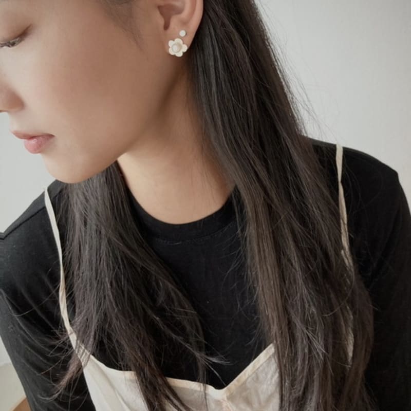 SUZURAN Uneven Silver Earring_pearl Daisy