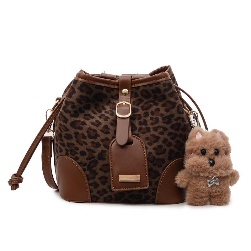 

Leopard print drawstring bucket bag women s 2025 autumn and winter new trendy fashion shoulder bag versatile foreign style messenger bag no pendant темно-коричневого кольору
