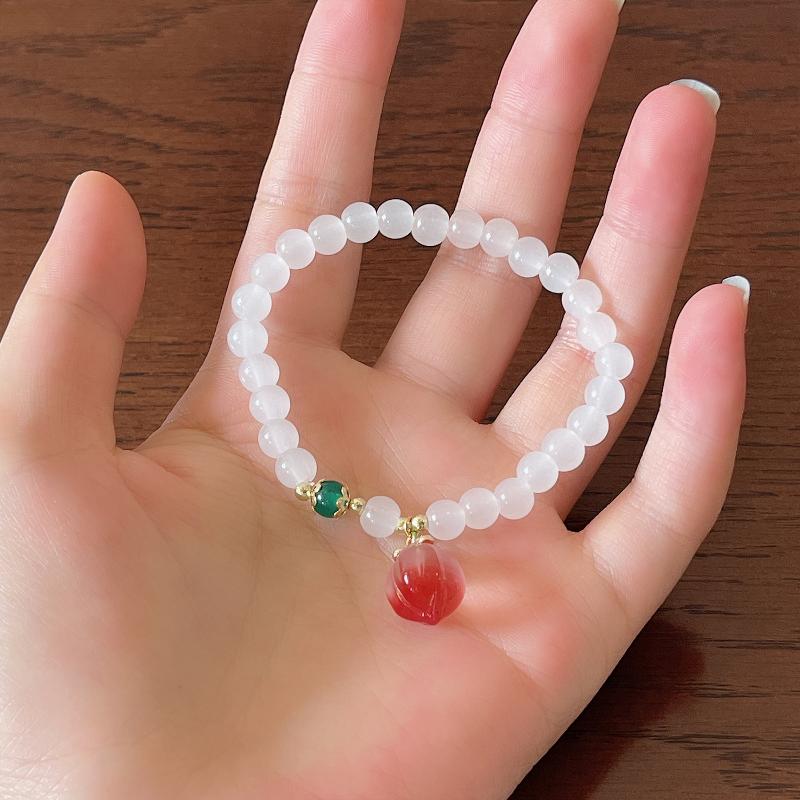 Heldig perlearmbånd til kvinder Kinesisk stil Ferskencharmevedhæng Håndlavet elastisk armbånd Venskabssmykker