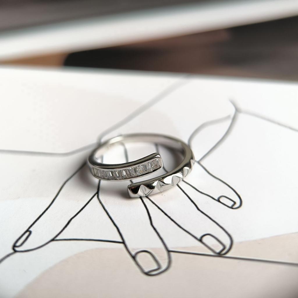 Серебряное кольцо с фианитами, вес изделия 2,32 гр (2184256)