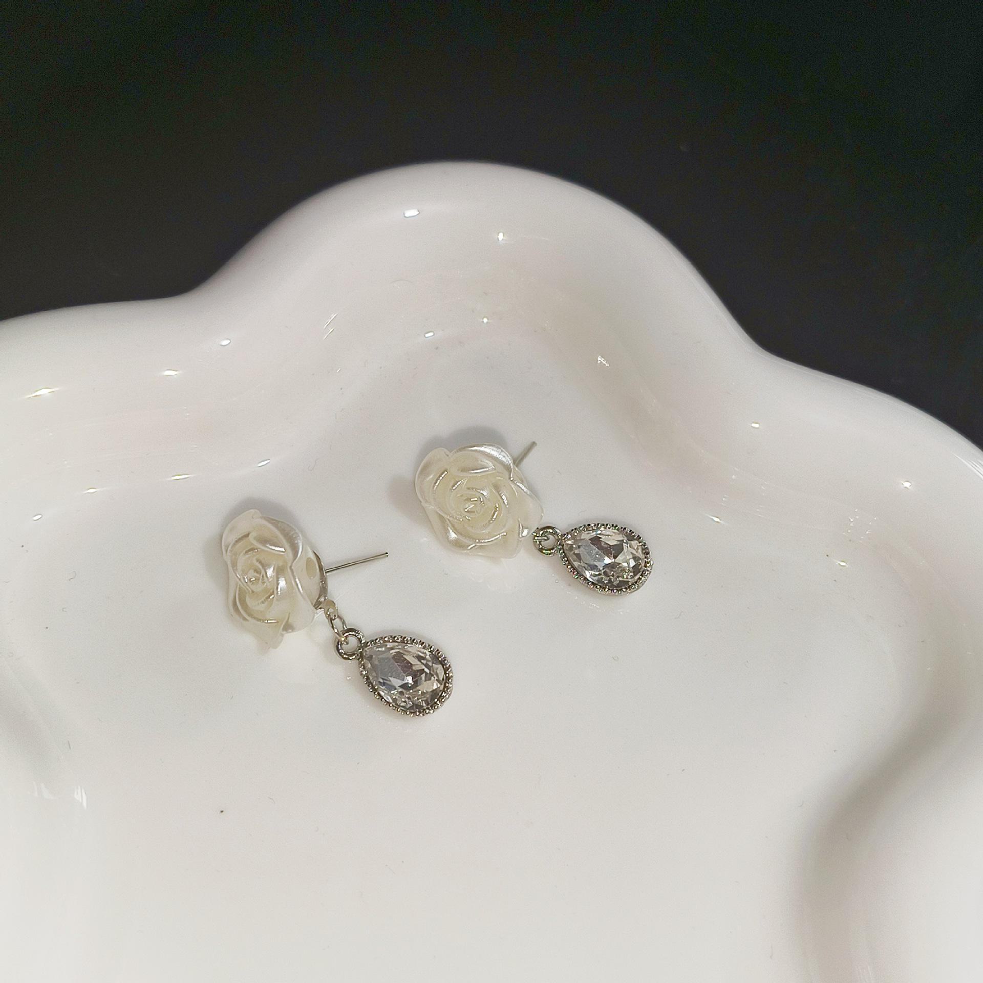 

Серьги Камелия 2025: Элегантная, модная и сладкая роскошь для женщин Diamond Earrings