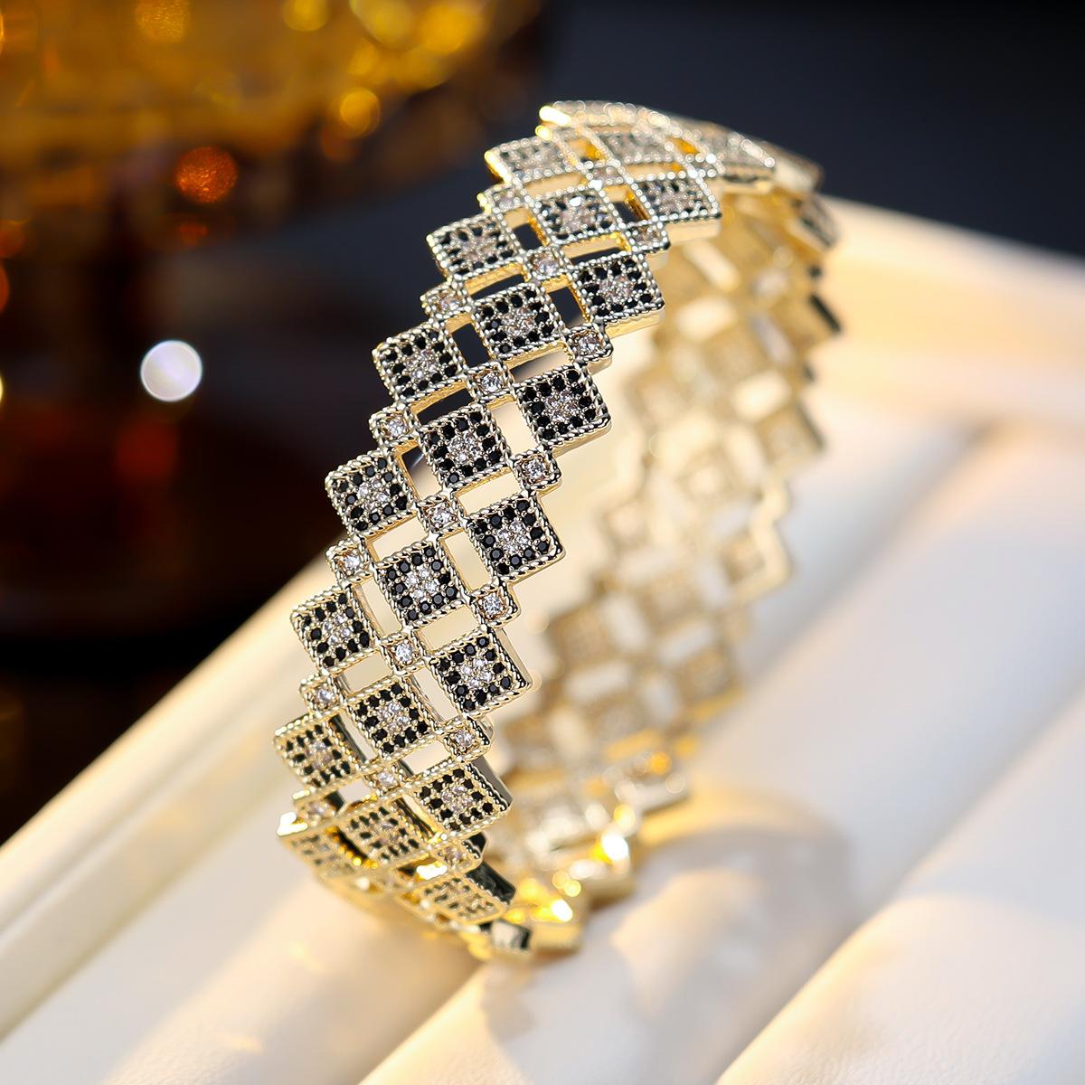 Female Internet Celebrities Are Wearing the Same Style of Honeycomb-shaped Exquisite Bracelets. 17CM