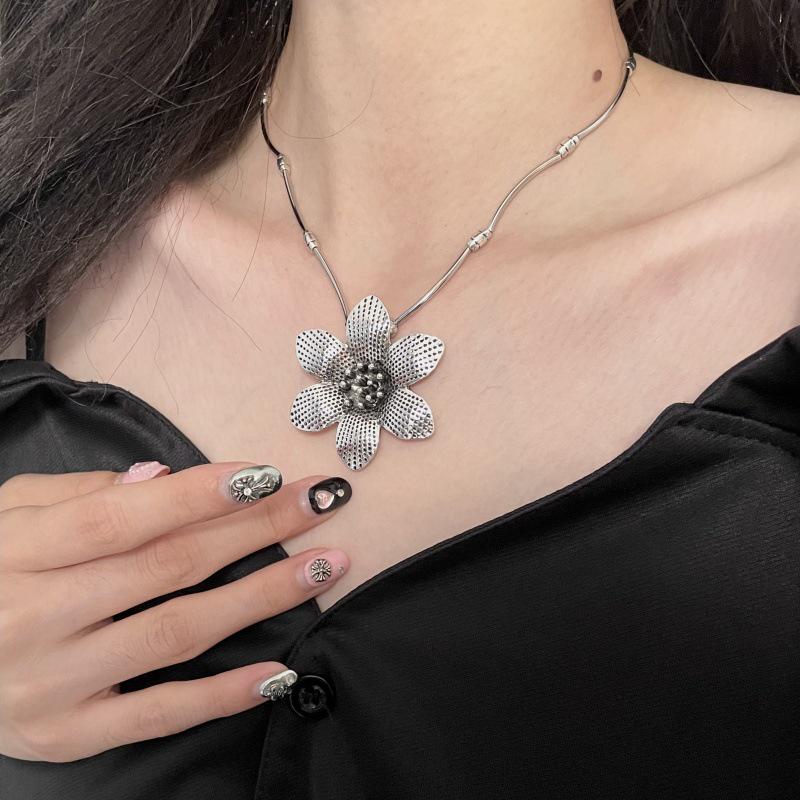 European-Style Silver Flower Pendant Necklace: Unique, Exquisite, High-End, Simple yet Fashionable Clavicle Chain.