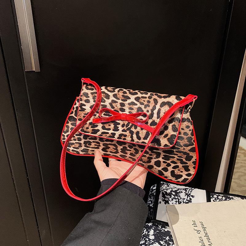 2025 foreign style Korean version simple solid color leopard print sewing line less fashionable casual oblique span shoulder portable small square