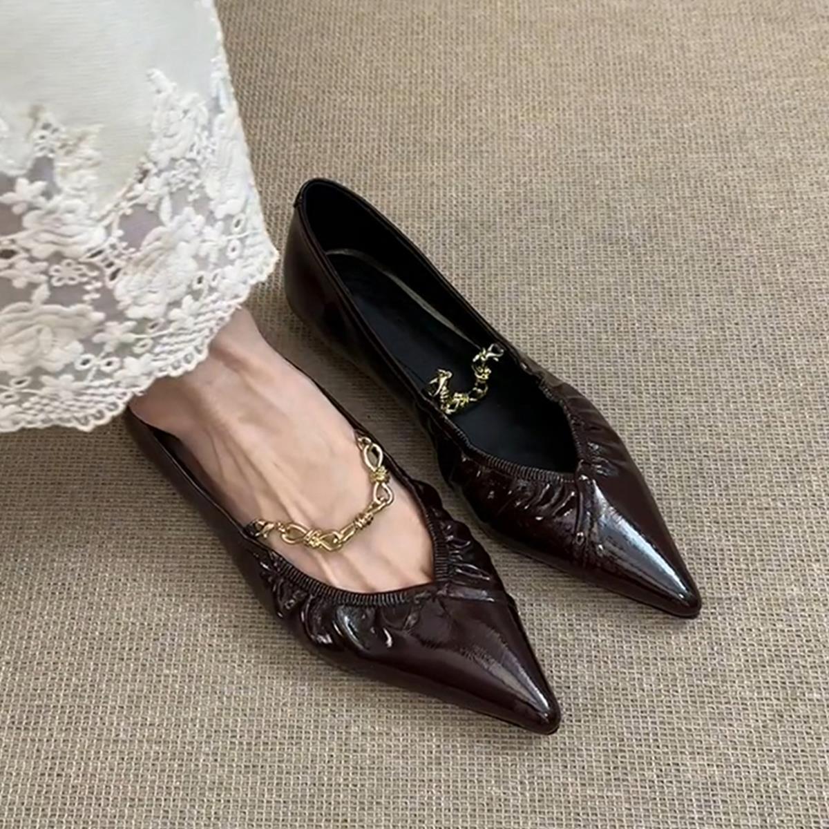 

Sheepskin version~ Flat bottom inner height V mouth pointed beautiful small single shoes women s French metal commuting temperament grandma shoes 40