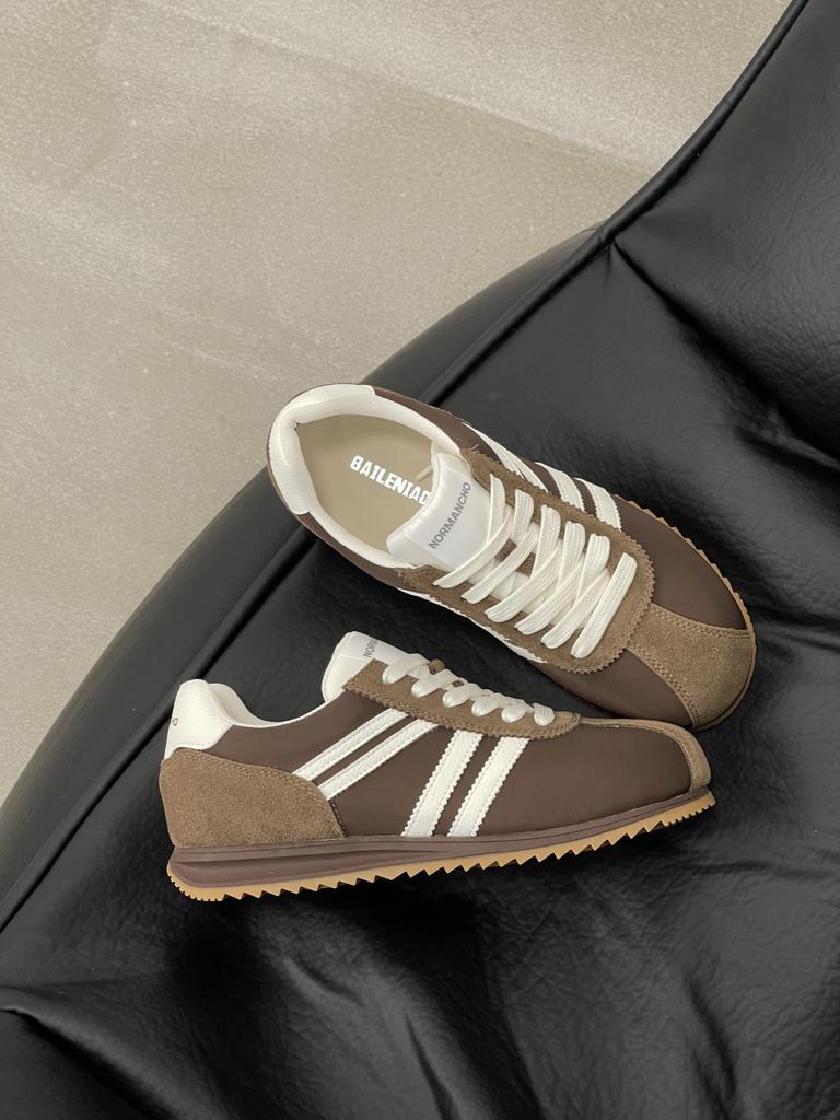 In the autumn of 2025, the new flat-bottomed color matching Dexun Forrest Gump shoes are versatile, casual sports jogging women's shoes.