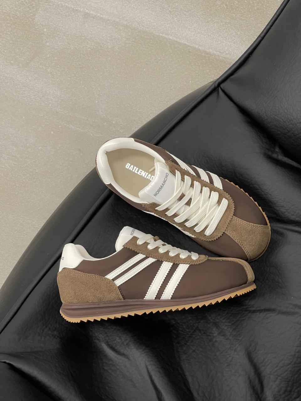 

Осенью 2025 года новые кроссовки Dexun Forrest Gump с плоской подошвой и цветными вставками — универсальная, повседневная спортивная обувь для бега для женщин. 40 коричневый