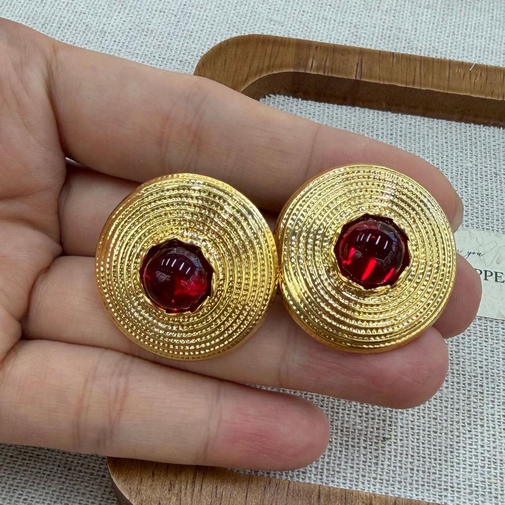 Personalized Retro Coil Stud Earrings, High-End Women'S Light Luxury Court Style Inlaid Red Earrings, Earrings.