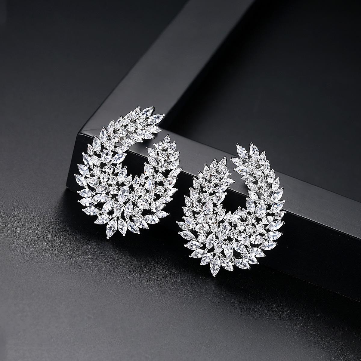 

CMM Высококачественные банкетные серьги с кубическим цирконием U-образной формы для тяжелой промышленности, роскошные свадебные серебряные серьги-гвоздики для женщин серебряный