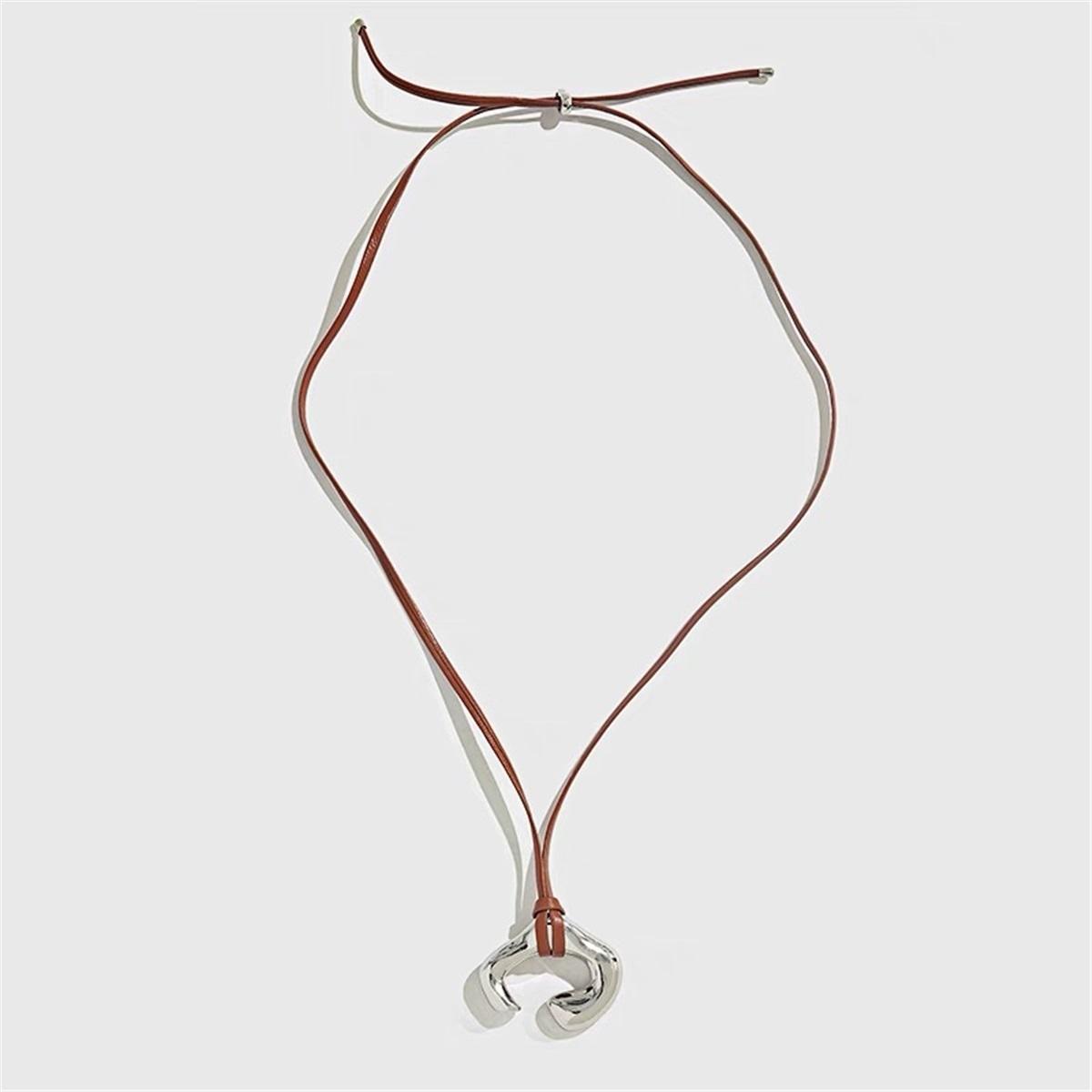 

Tooxika French Retro Luxury Minimalist Cold Wind Abstract Horseshoe Buckle Pendant Necklace Fashion Leather Rope Jumper Chain Female коричневий