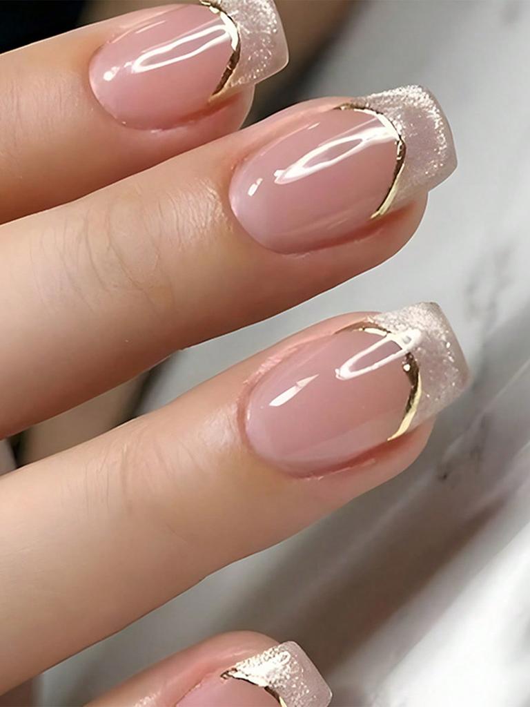 24 Stück Kurze Quadratische Nagelsticker, Nude Grundfarbe Mit Glitzer Spitzen Und Goldenen Linien, Salonqualität, Einfach Zu Benutzen