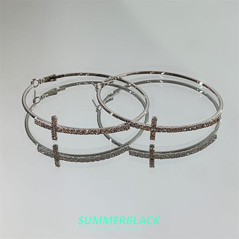 

Модные серьги-крестики с бриллиантами в преувеличенном стиле для женщин, нишевый стиль, стиль инс, классные, стильные, модные серьги-капли Full Diamond Cross Hoop Earrings