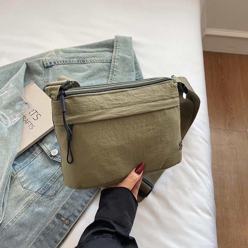 The new bag is simple, ultra-lightweight, high-end texture, niche solid color shoulder bag, fashionable and versatile satchel.