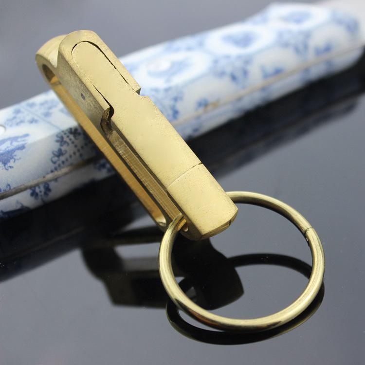 Handgefertigter Edelstahl-Schlüsselanhänger mit Leder-Gürtelschlaufe - Klassisches Sportaccessoire für Herren