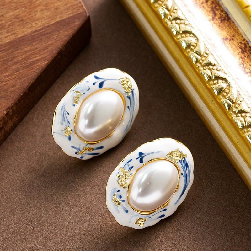 Stylish and exquisite design sense, bright and round Shijia pearl stud earrings, earrings, temperament, senior earrings, vacation style accessories