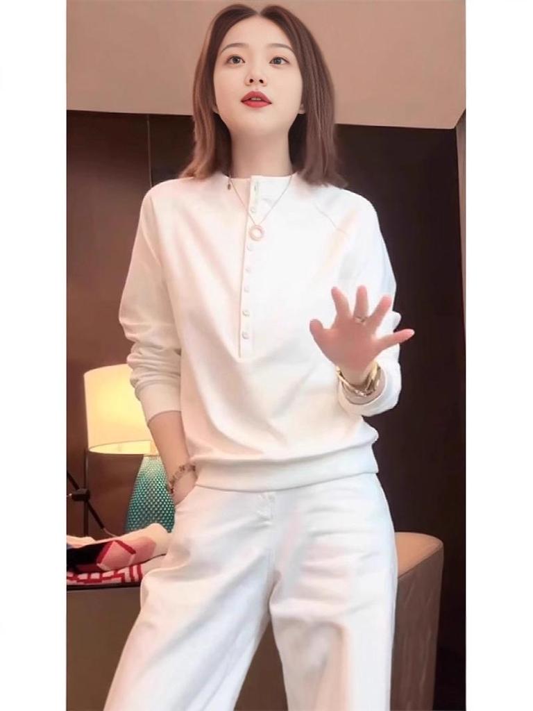 Comfortable White Long-Sleeve Women's T-Shirt, Autumn/Winter, Loose Fit, Stylish Base Layer