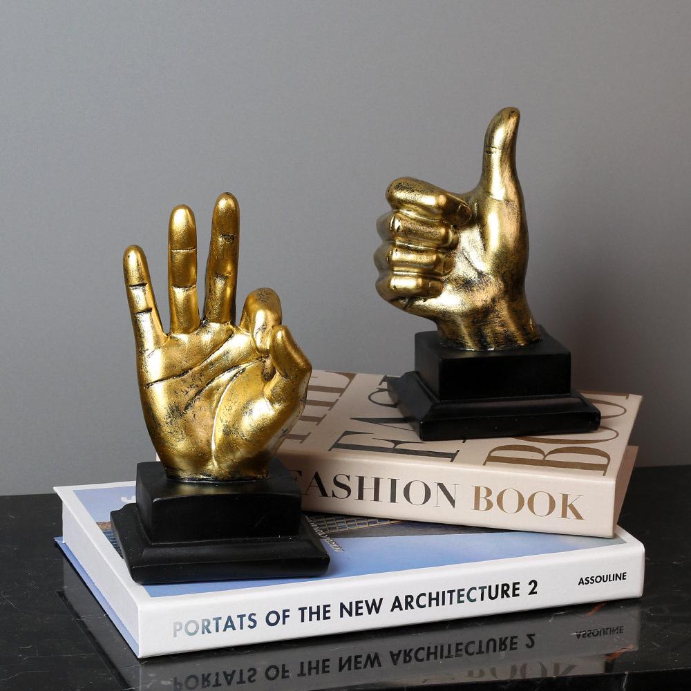 European Retro Victory Gesture Resin Ornament for Office or TV Cabinet
