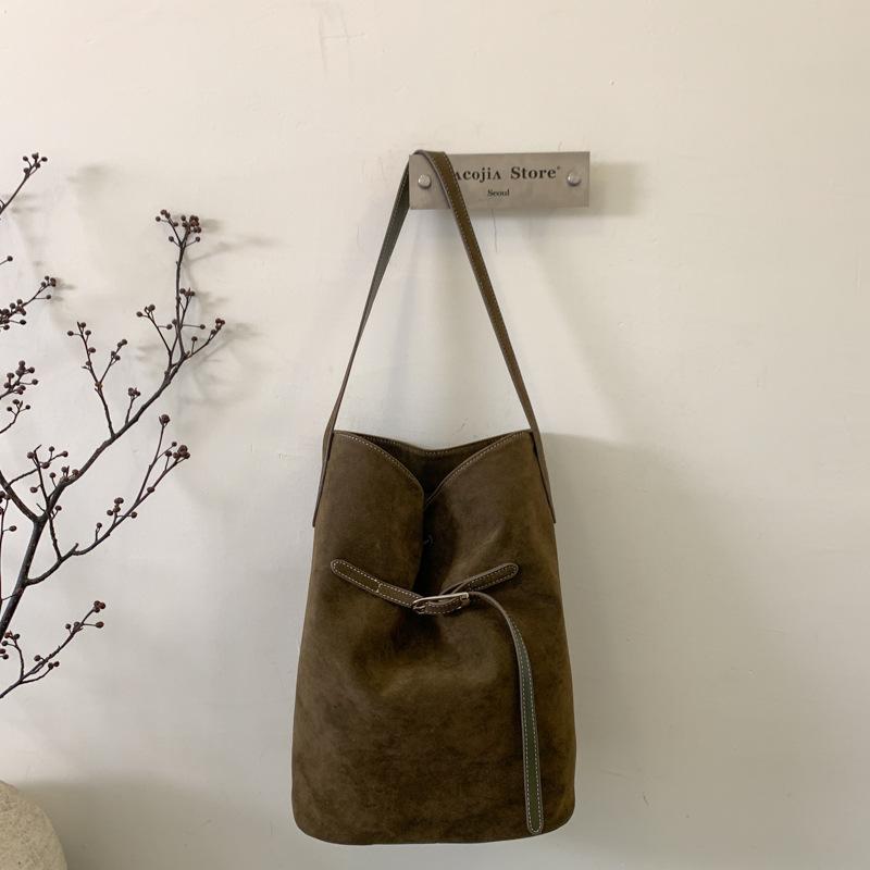 

2025 autumn new niche design bucket bag retro matte suede bag portable commuter casual tote bag зелений