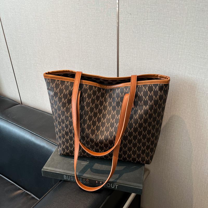 

Сумка большой вместимости 2025 новая женская сумка модная деловая ретро универсальная сумка через плечо сумка-тоут для занятий для студентки коричневый