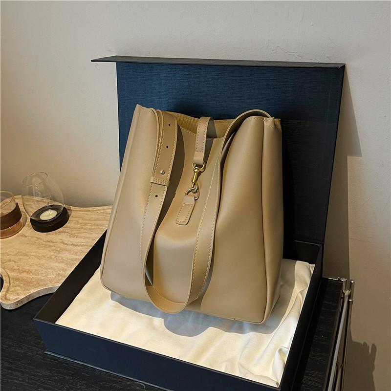 

Soft leather women s bag new niche texture shoulder bag trendy messenger bucket bag large capacity хаки