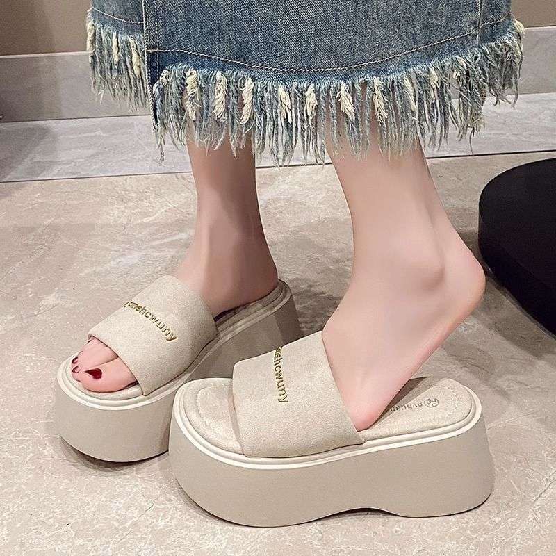 Foreign style thick-soled short man height-increasing one-word slippers women's summer out 2025 new fashionable retro open-toed cool slippers