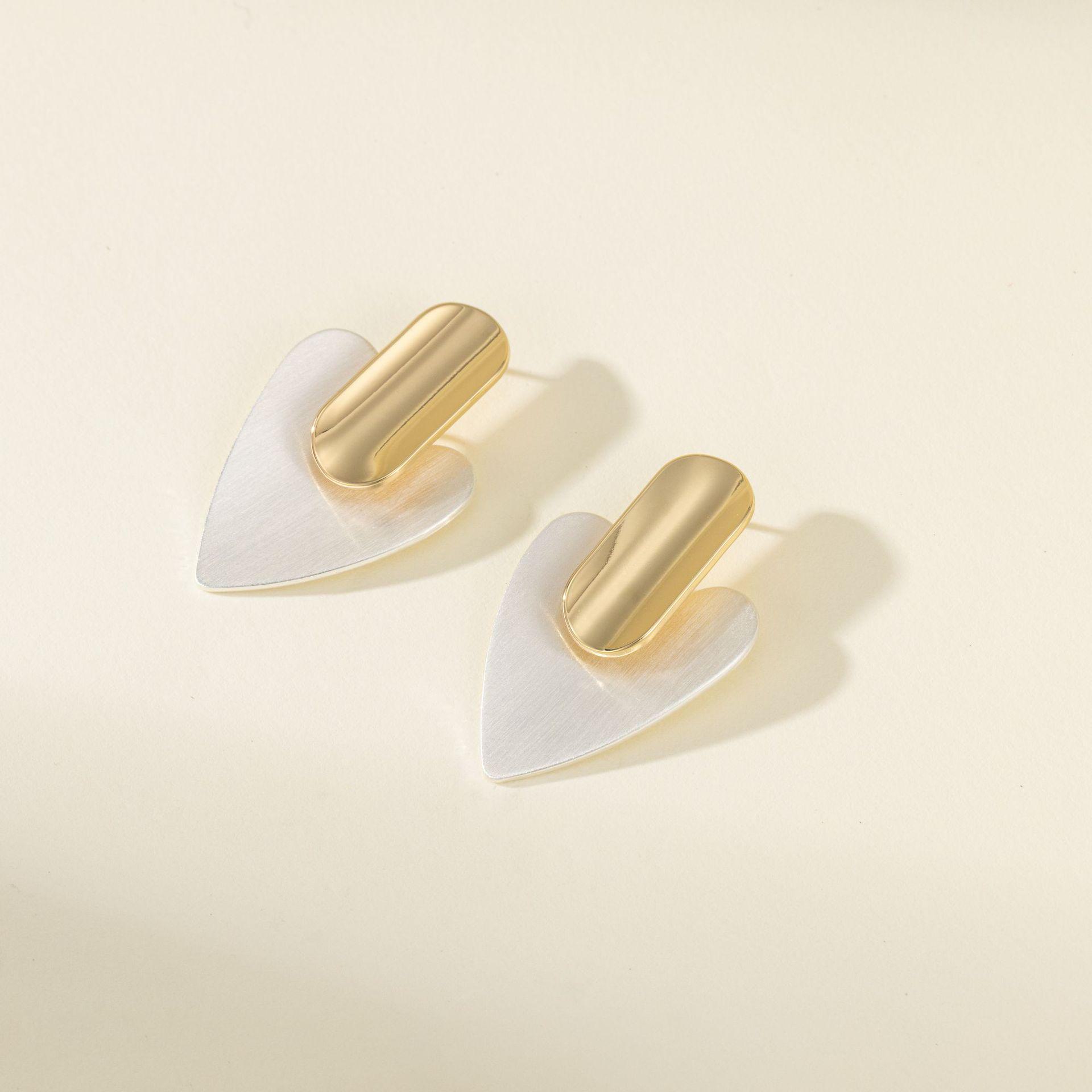 

Серьги-заявления в виде двойного сердца с матовой отделкой TE02193