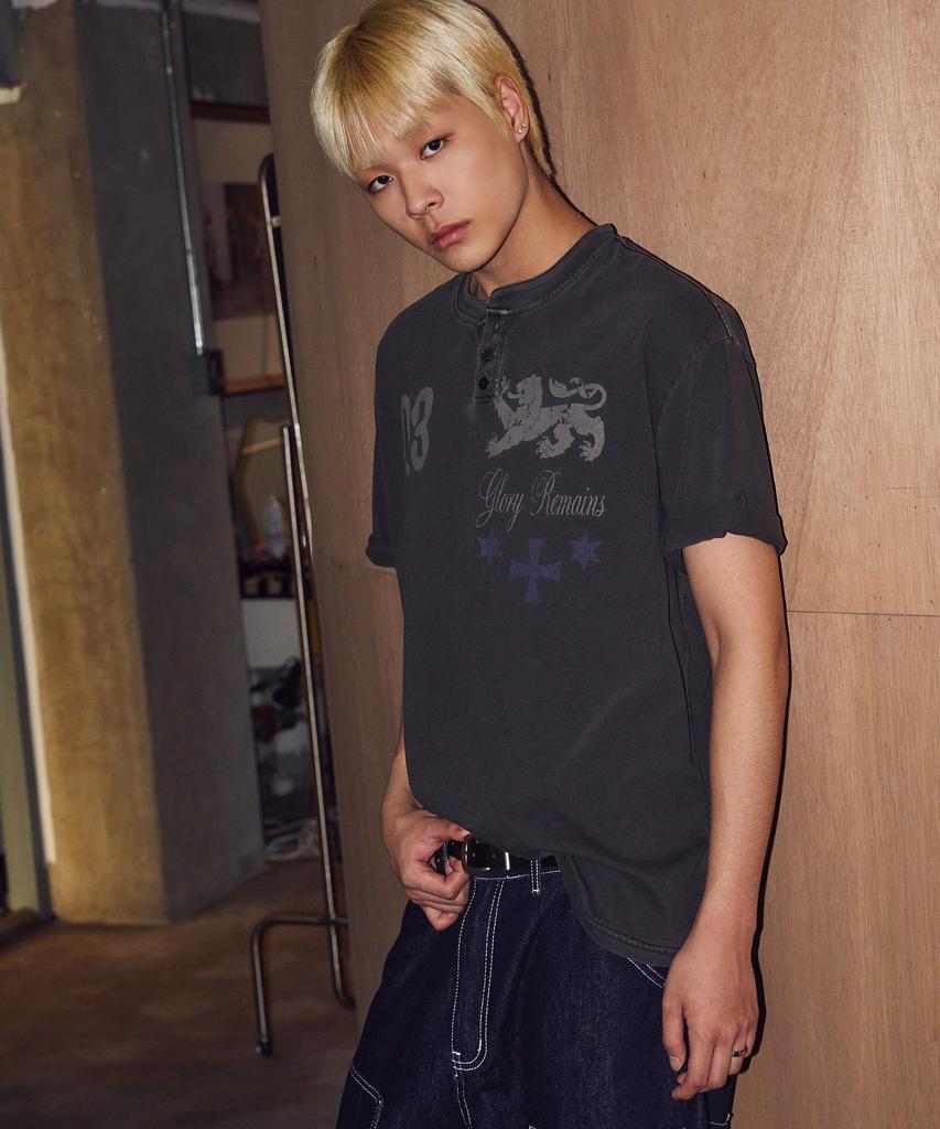 TRAVEL Glory Remains Pigment Henley Neck Short Sleeve Tee Black Charcoal
