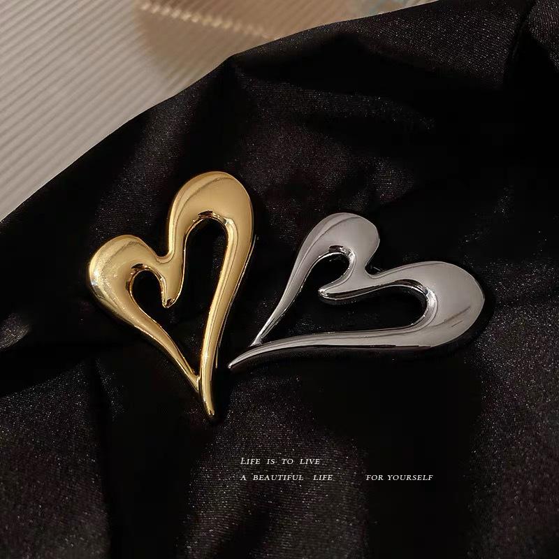 European and American Simple Heart Brooch - Women's Retro Suit Lapel Pin Accessories