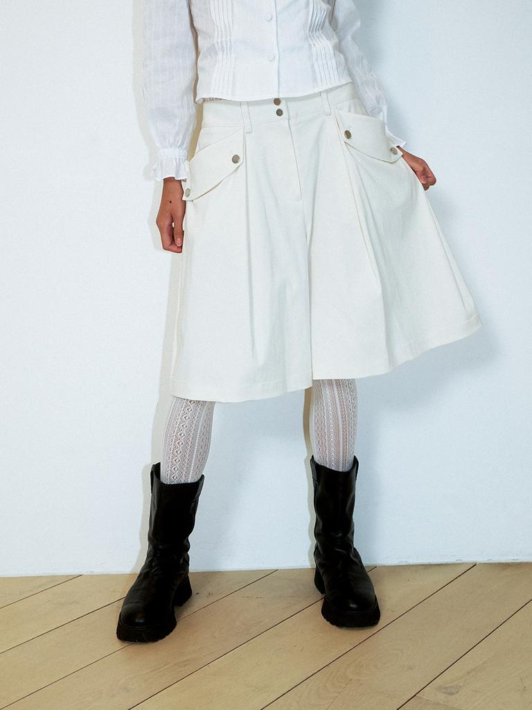 Sukkoleuseji Bermuda Shorts Resembling A Folded Page (Ivory)