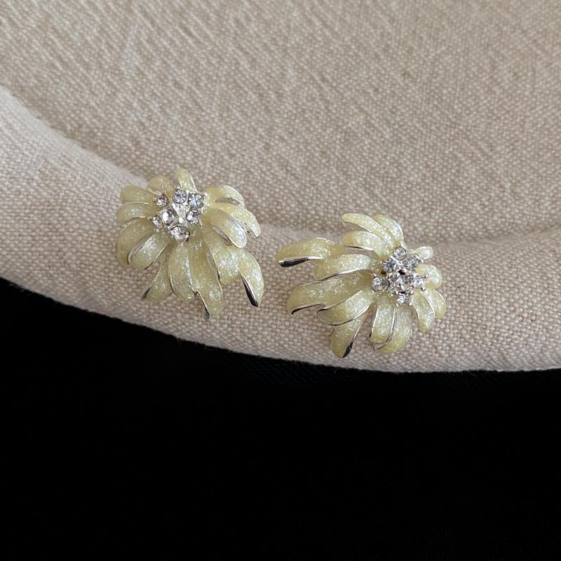 Silver Needle Rhinestone-Studded Flower Earrings - Elegant and Fashionable Women's Jewelry