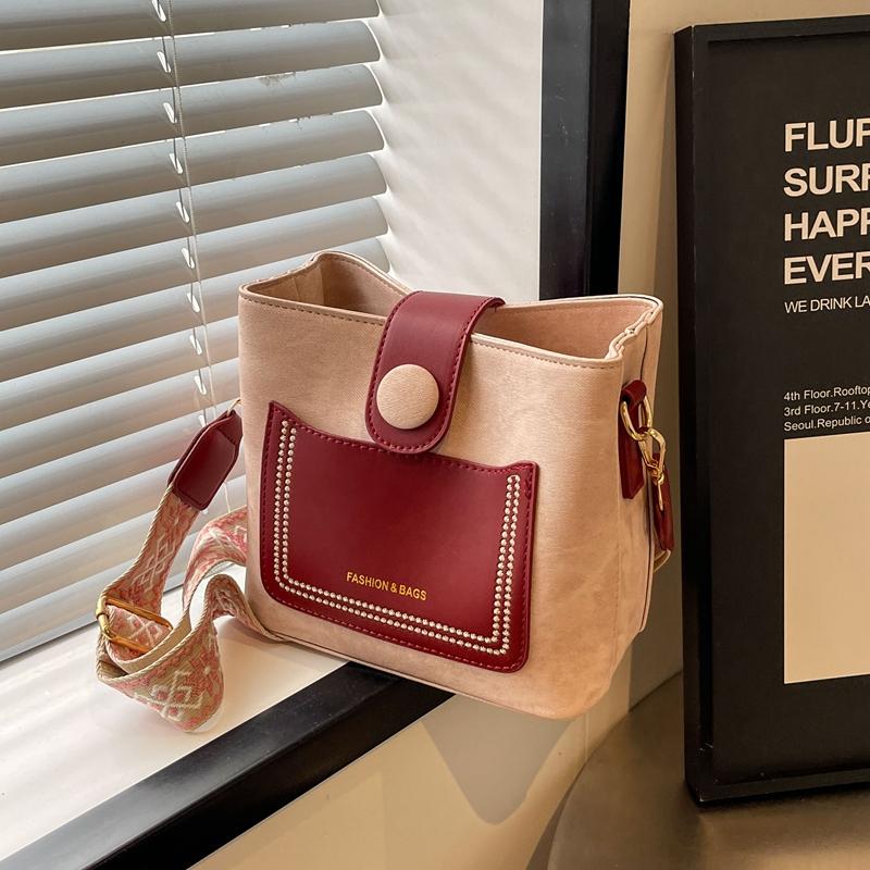 Сумка через плечо из искусственной кожи с контрастным рисунком — фото 10