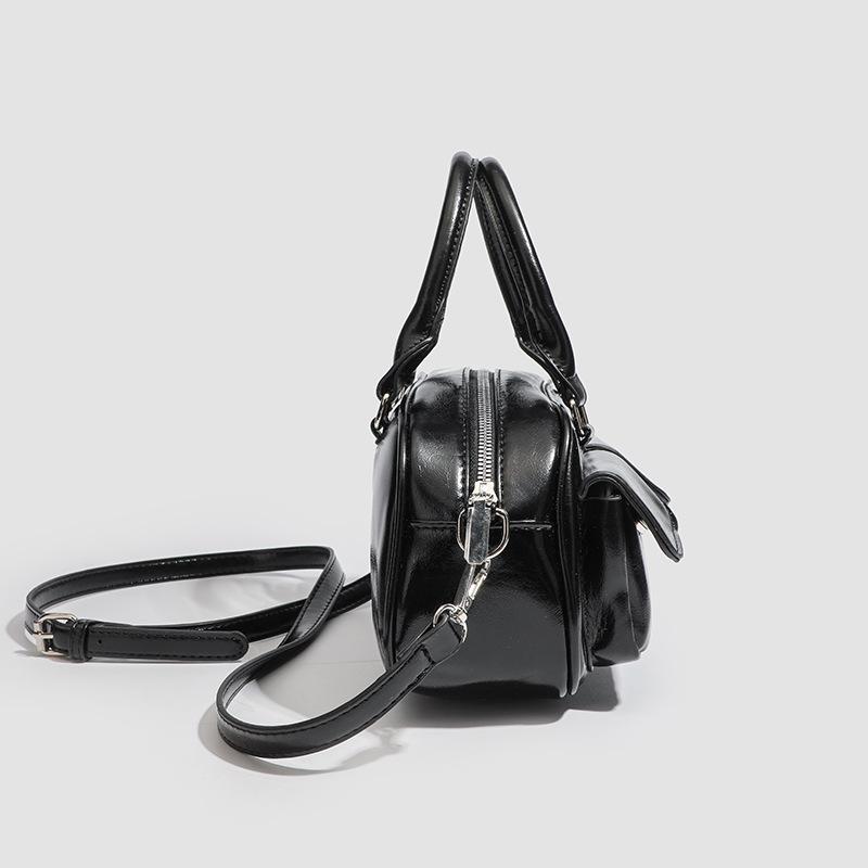 Korean version of trendy niche design underarm baguette bag women's 2025 autumn new shoulder Boston bag bowling bag