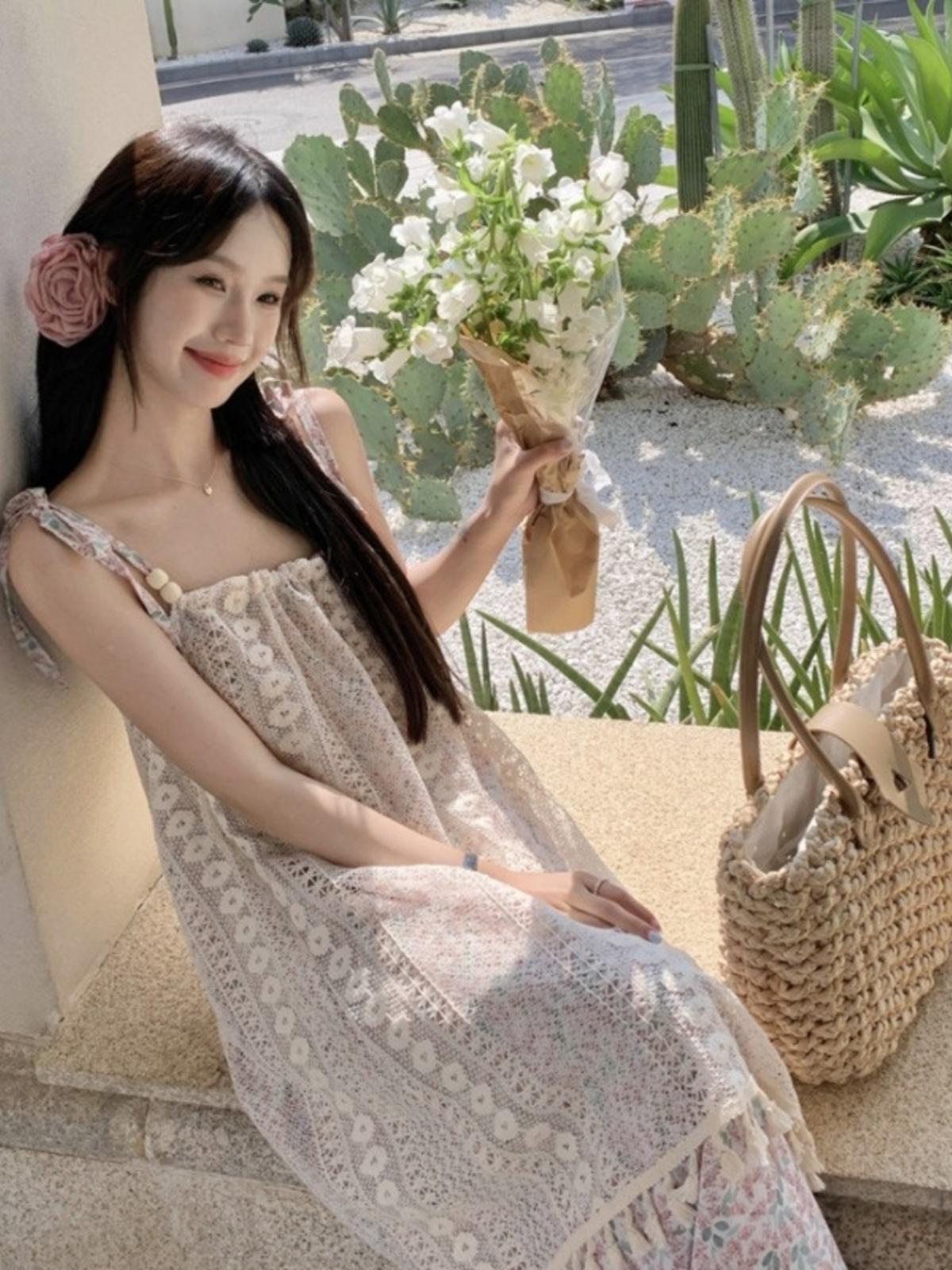

Small seaside vacation wind suspender skirt women s early spring design sense splicing floral skirt sweet dress long skirt S