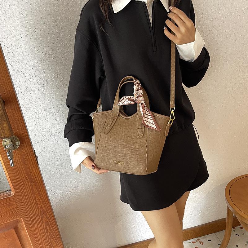 

Большая вместительная женская сумка 2024 года, новая сумка на плечо для поездок на работу и обратно, универсальная повседневная сумка-тоут с высоким чувством 29*11*22*14 коричневый