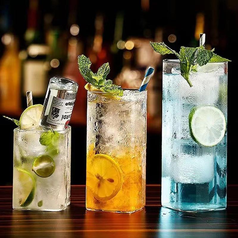 Cană pătrată din sticlă transparentă cu băutură rece, cu gheață, apă, lapte, ceai, ceai de băut, pahar de vin, ceașcă de cafea, restaurant, bar acasă