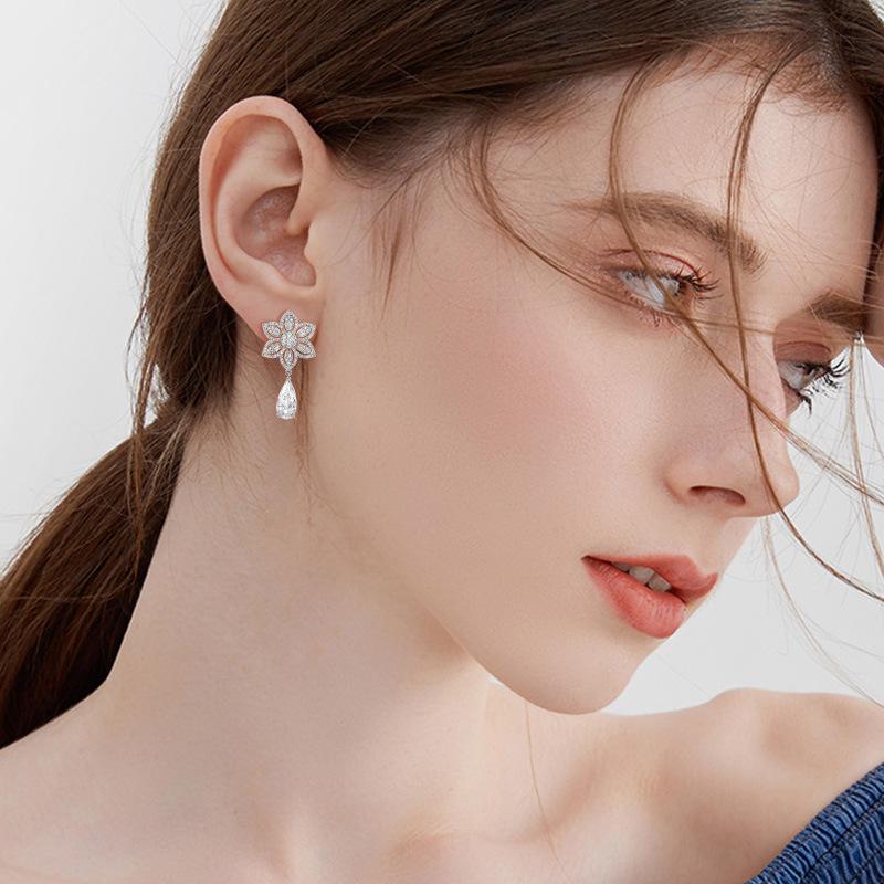 Simple and high-end earrings, flower pear-shaped water drop diamond earrings, Tremella decoration, dinner party temperament accessories
