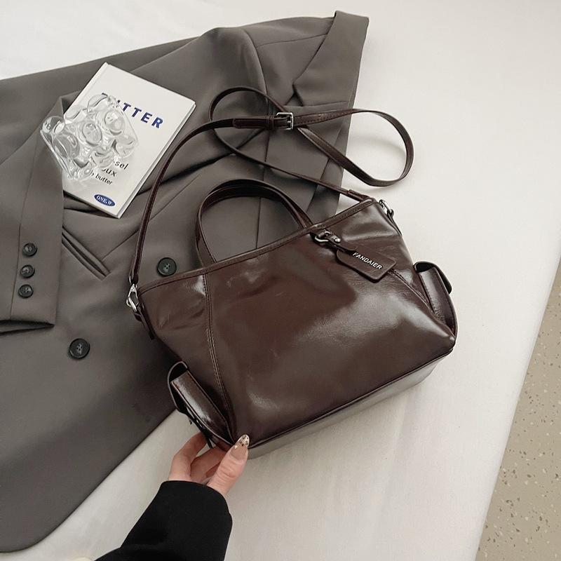 Fashion Trendy Portable Bucket Bag 2025 New Simple Casual Shoulder Bag Premium Messenger Bag