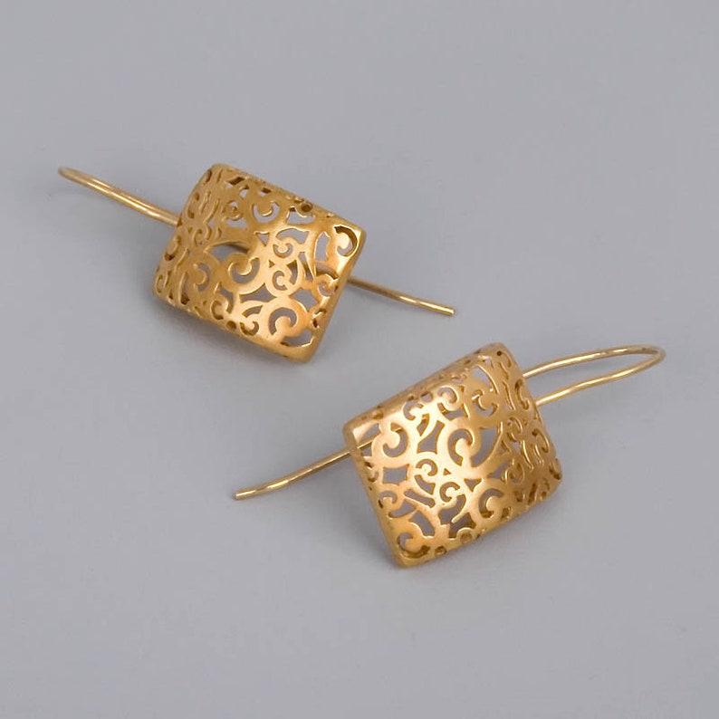

Fashion Geometric Hollow Pendant Earrings Fashionable Metal Copper Color Plating Carving Patterns Party Wedding Earrings Zircon золотий
