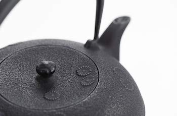 Nanbu Ironware Oigen Iron Kettle Shinonome Kogiku 1.0L H-310 Direct Flame/IH Compatible Made in Japan Kogiku Nanbu Iron Kettle Oigen Casting