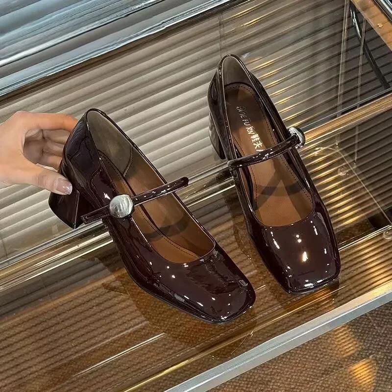 

2025 Новые туфли-лодочки Мэри Джейн для женщин с квадратным носком и толстым каблуком, универсальные туфли на неглубокой подошве для повседневной носки и вечеринок, стильные туфли на высоком каблуке 40 коричневый