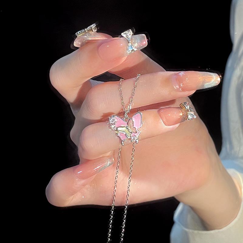 Rosa Butterfly Halskjede Dame Temperament Ins Fairy Fladderende Kragebeinskjede i rustfritt stål