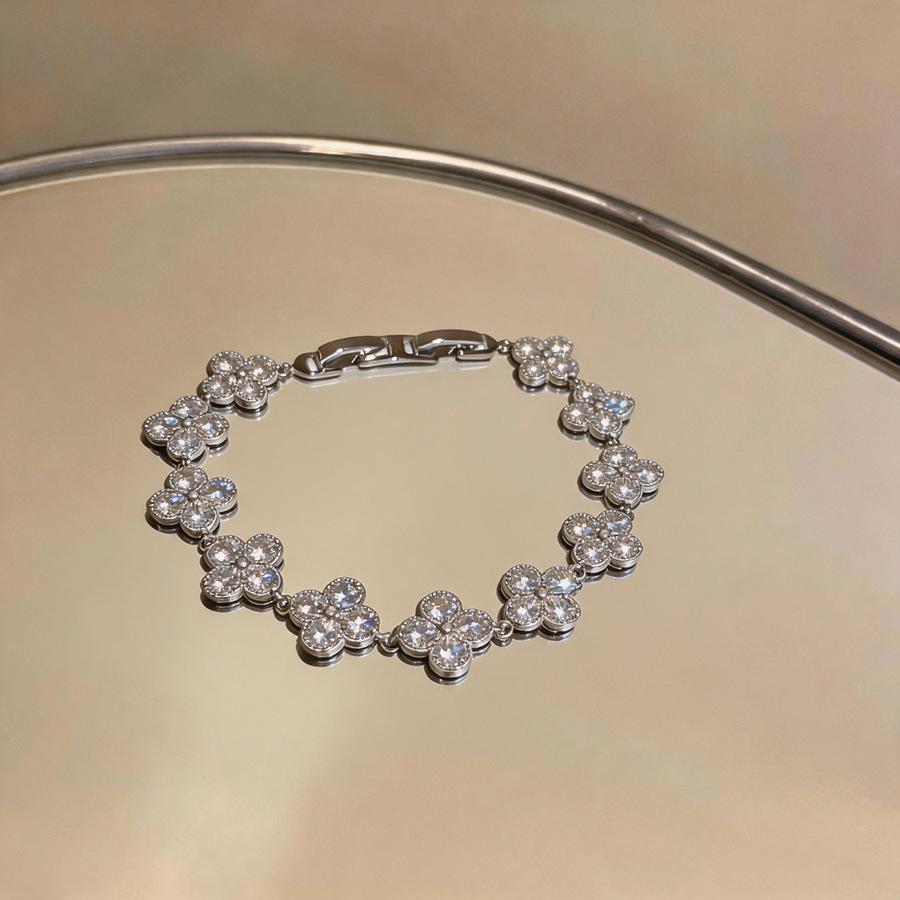 Elegant Zircon Love Heart Flower Bracelet for Women: Fashionable & Versatile Hand Jewelry