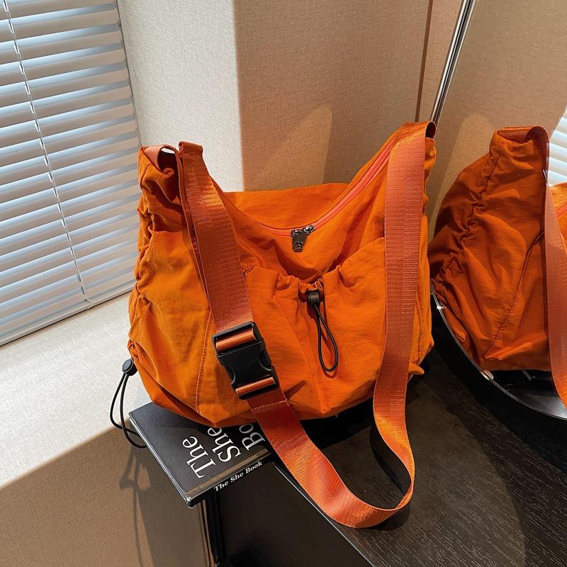 Large-capacity Bag Women's New Versatile Niche Shoulder Messenger Bag High-end Commuter Dumpling Bag