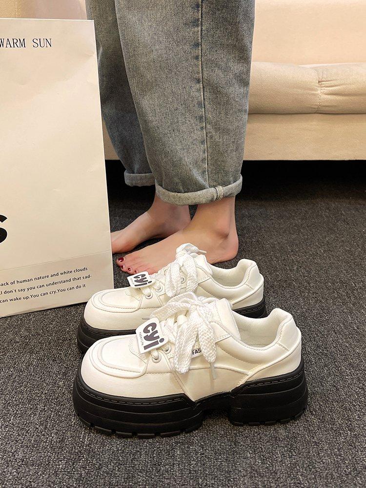 

Модные туфли на шнуровке из искусственной кожи 2024 года, черные, белые, увеличивающие рост, маленькие кожаные туфли, толстая подошва, кроссовки для женщин 35 белый