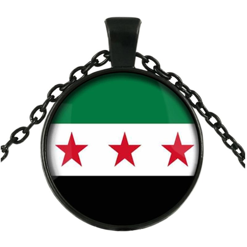 Elegante Halskette mit Anhänger der syrischen Flagge, die Nationalstolz und kulturelle Identität symbolisiert, aus robusten Materialien für den Alltag