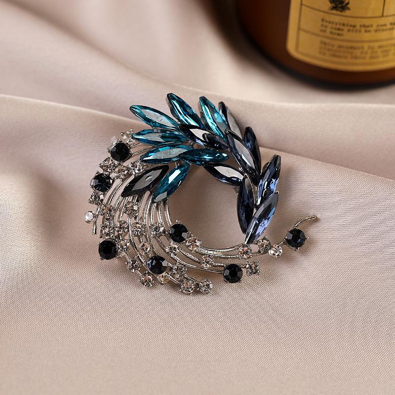 Elegant Pearl Brooch for Women's Suits - High-End Jewelry Pin