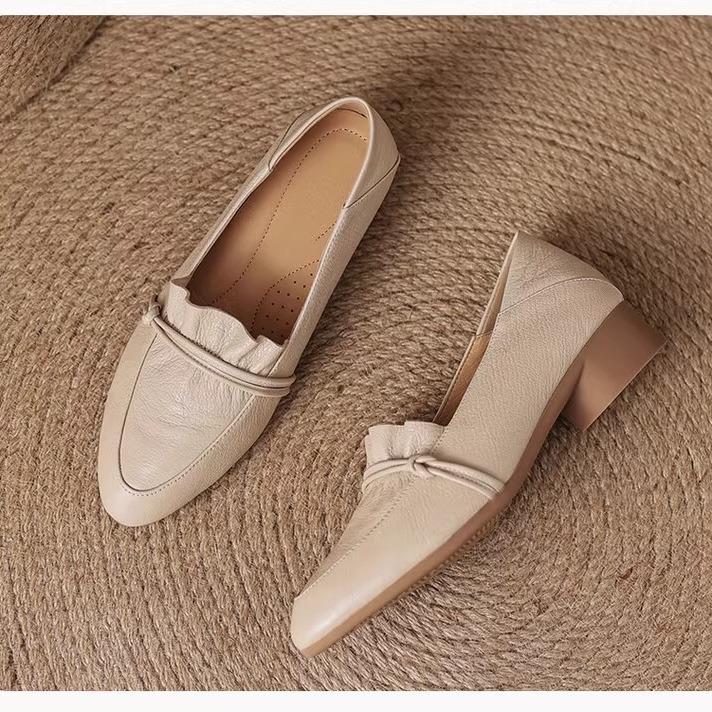 Scarpe singole francesi 2024 nuovo autunno a punta suola morbida pelle morbida tacco spesso scollate temperamento versatile scarpe Mary Jane da donna