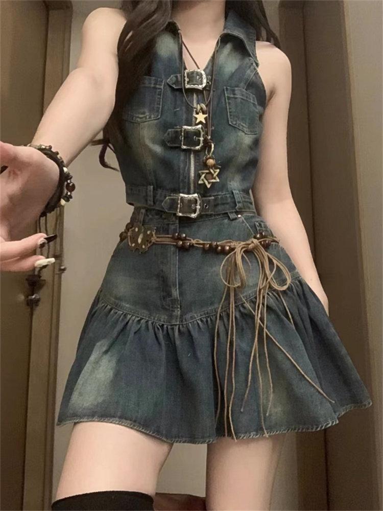 Conjunto de Top de Mezclilla Halter y Minifalda Plisada de Cintura Alta Estilo Retro de Hong Kong para Mujer - Atuendo Dulce y Picante de Dos Piezas para Verano