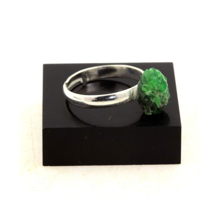 Pierres et Minéraux. Bague Grenat Tsavorite brut plaqué argent. 9.91 ct. Taille réglable.